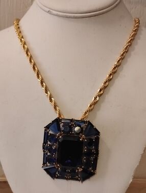 'V" BY Eva Statement Pendant W/Large Rope Chain